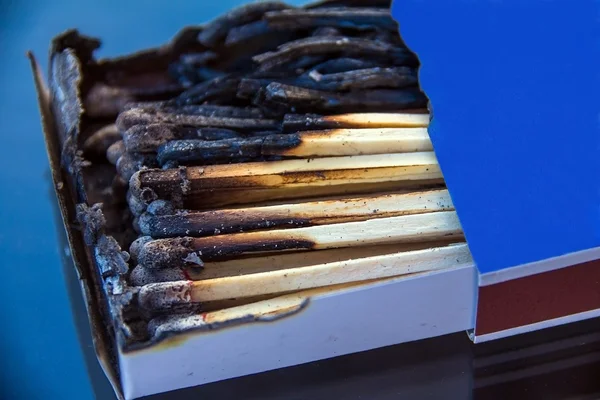 Коробка з спаленими сірниками — стокове фото