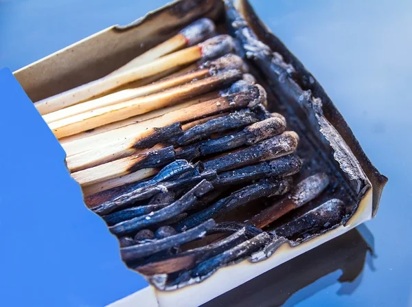 Коробка з спаленими сірниками — стокове фото