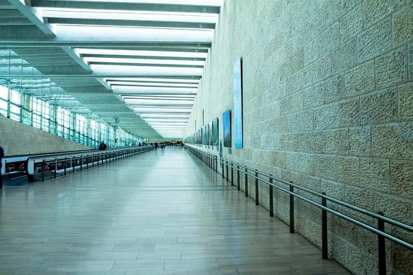 Ben Gurion Uluslararası Havaalanı, bir en iyi güvenlik ve dünya sektöründe sıkı güvenlik kimliği belirsiz yolcularla. — Stok fotoğraf