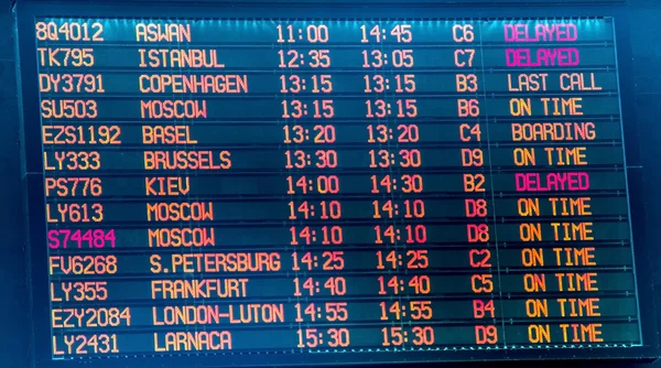 Painel de informações de voo no aeroporto internacional Ben Gurion. Terminal 3 — Fotografia de Stock