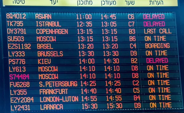 Painel de informações de voo no aeroporto internacional Ben Gurion. Terminal 3 — Fotografia de Stock