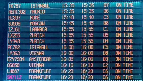 Tablero de información de vuelo en el aeropuerto internacional Ben Gurion. Terminal 3 — Foto de Stock