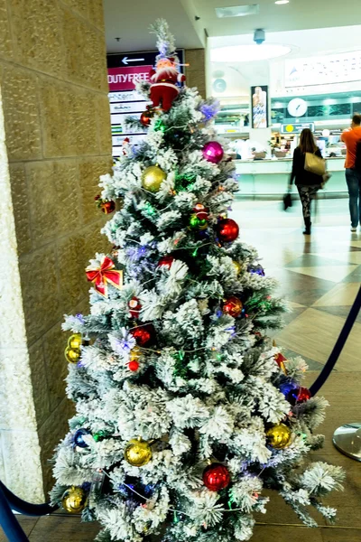 Arbre de Noël dans l'une des salles de l'aéroport Ben Gourion — Photo