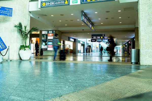 Unidentified passengers at Ben Gurion International Airport — Stock Photo, Image