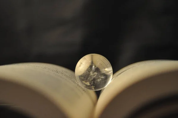 Bola Cristal Colocado Livro Aberto — Fotografia de Stock