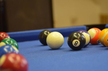 Bilardo masasında yatan toplar.
