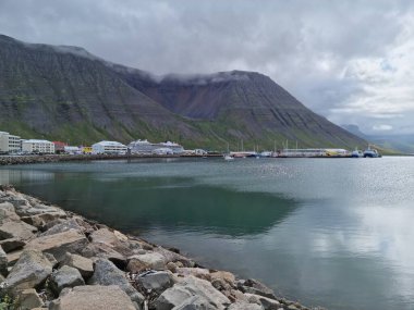 Isafjordur Limanı - bulutlu bir günde manzara - İzlanda