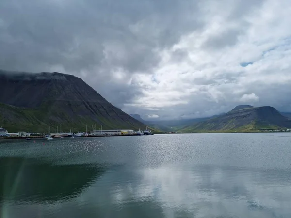 Порт Ісафьордур - краєвид хмарного дня - Ісландія — стокове фото