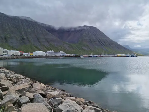 Puerto de Isafjordur - paisaje en un día nublado - Islandia — Foto de Stock