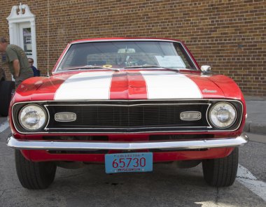 1968 kırmızı ve beyaz Chevy Camaro açık görünüm