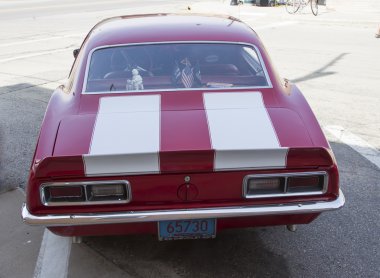 1968 kırmızı ve beyaz Chevy Camaro arka görünüm