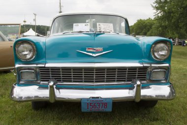 1956 Chevrolet Bel Air mavi ve beyaz araba yakın