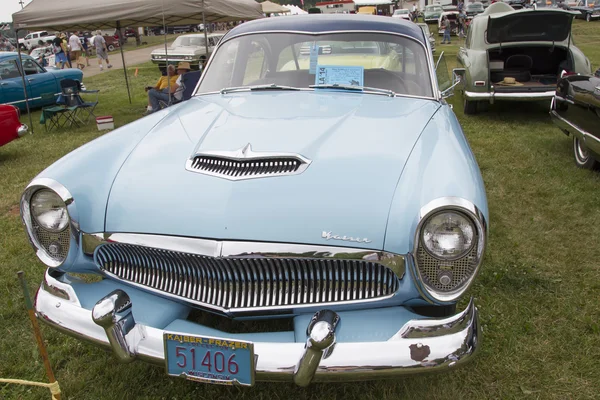 1954 Kaiser modré auto čelní pohled — Stock fotografie
