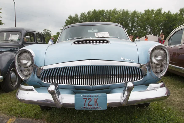 1954 Kaiser 粉蓝色车靠得很近 — 图库照片