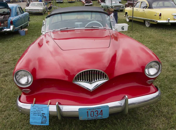 1954 Kaiser Roadster röd bil — Stockfoto