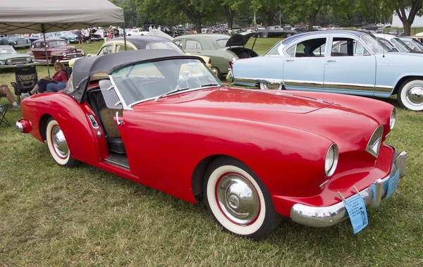 1954 Kaiser Roadster vermelho carro lateral — Fotografia de Stock