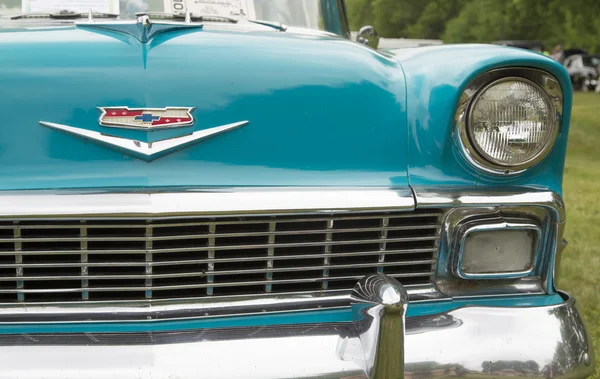 1956 Chevy Bel Air azul y blanco coche de la parrilla —  Fotos de Stock