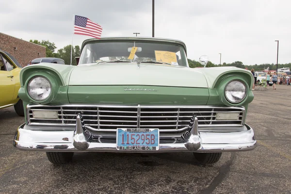 1957 Verde Ford Fairlane Vista frontal del coche — Foto de Stock