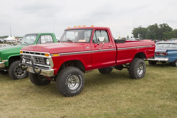 1977 Camion Ford F150 rouge — Photo