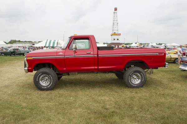 1977 Red Ford F150 Pickup Truck Side View — Zdjęcie stockowe