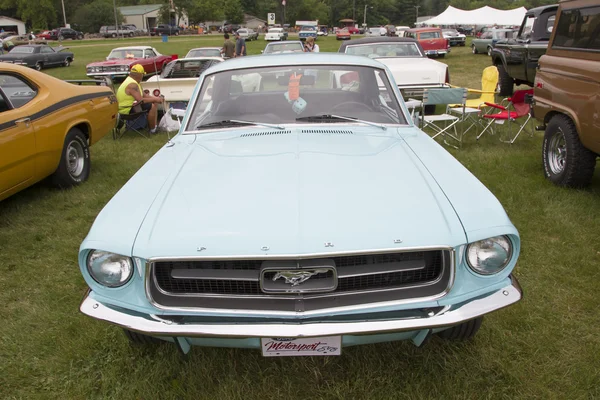 Powder Blue Ford Mustang Front view — Zdjęcie stockowe