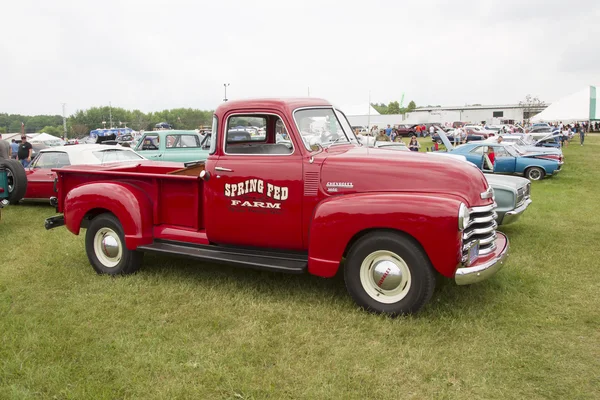 Chevy vermelho vintage 3600 pick up caminhão vista lateral — Fotografia de Stock