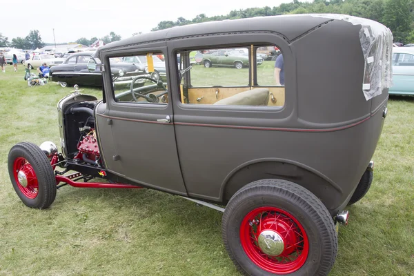 Винтажные серый и красный Ford Hot Rod задом — стоковое фото