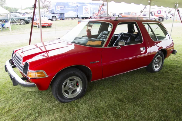 1979 Red AMC Pacer Vista lateral do carro — Fotografia de Stock