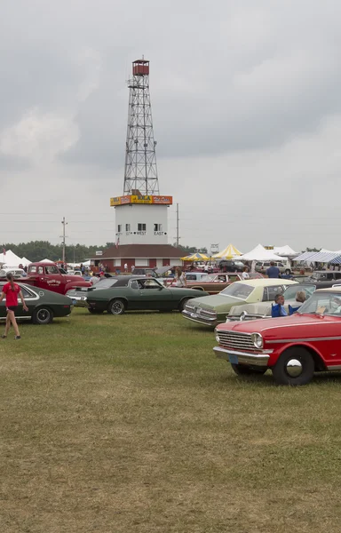 View of Crowd Cars and Tower at Iola — Stock Photo, Image