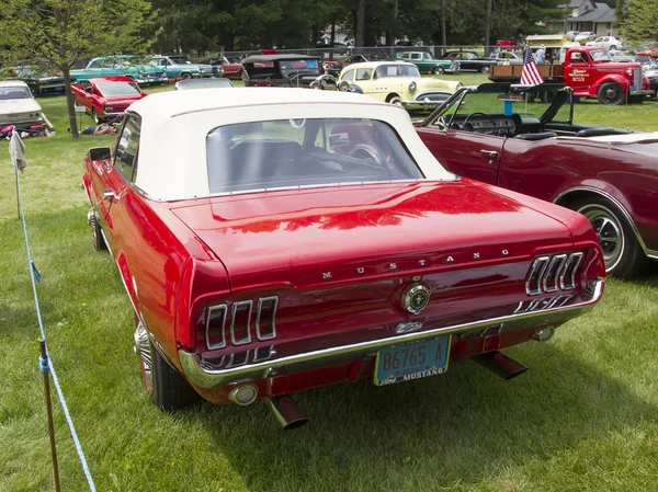 1967 Ford Mustang Convertible Vista trasera —  Fotos de Stock