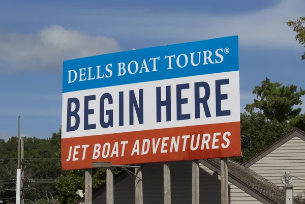 Dells Boat Tours Begin Here Sign — Stock Photo, Image