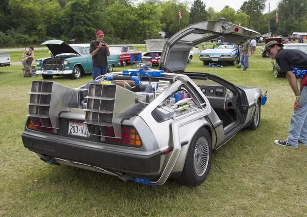 DeLorean DMC-12 назад до майбутньої моделі автомобіля вид збоку — стокове фото