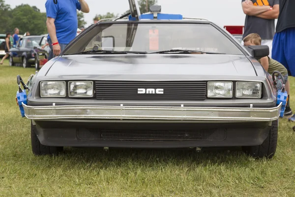 DeLorean DMC-12 назад до майбутньої моделі автомобіля вид спереду — стокове фото