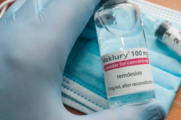 Carrara, İtalya - 26 Ekim 2020 - Doktor bir şişe Remdesivir aldı. Remdesivir, covid-19 tedavisinde kullanılan bir antiviral ilaçtır..
