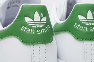 Carrara, İtalya - 28 Ekim 2020 - Adidas Stan Smith spor ayakkabı klasiği (beyaz ve yeşil) logo ayrıntıları