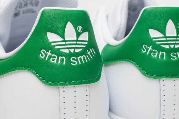 Каррара, Италия - 28 октября 2020 года - деталь логотипа Adidas Stan Smith Classic (белый и зеленый)