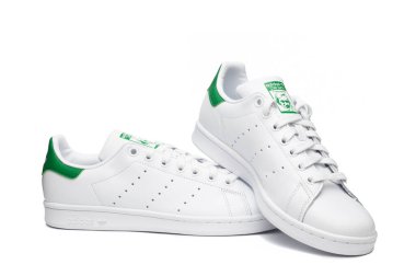 Carrara, İtalya - 28 Ekim 2020 - Adidas Stan Smith spor ayakkabı klasiği (beyaz ve yeşil) beyaz arka planda izole edildi