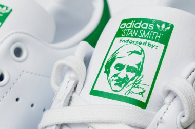 Carrara, İtalya - 28 Ekim 2020 - Adidas Stan Smith spor ayakkabı klasiği (beyaz ve yeşil) ön logo ayrıntıları