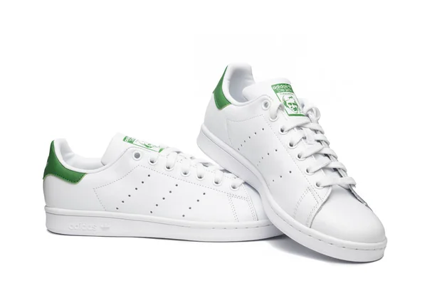 卡拉拉 意大利 2020年10月28日 阿迪达斯 史密斯 Adidas Stan Smith 白色和绿色 运动鞋搭配 — 图库照片