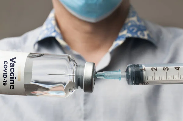 Dokter Met Chirurgisch Masker Vult Een Spuit Met Het Covid — Stockfoto