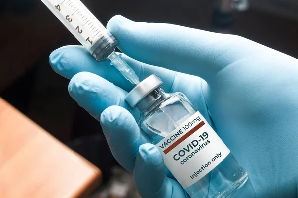 Arts Met Beschermende Handschoenen Bereidt Een Vaccininjectie Voor Het Covid — Stockfoto