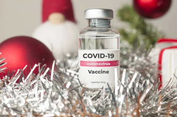 Coronavirus Vaccinconcept Een Injectieflacon Met Coronavirus Covid Vaccin Gesorteerd Kerstversiering — Stockfoto