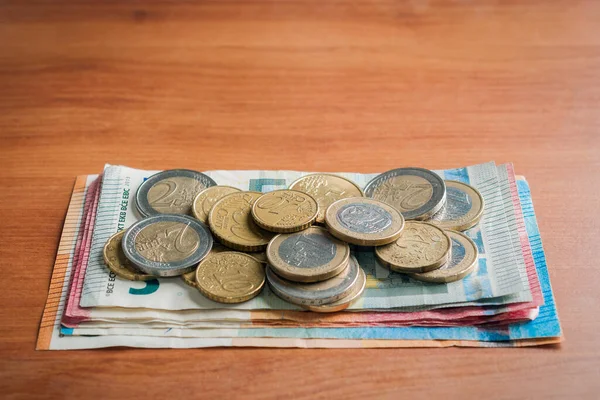 Stapel Von Euro Banknoten Und Münzen Auf Einem Holztisch — Stockfoto