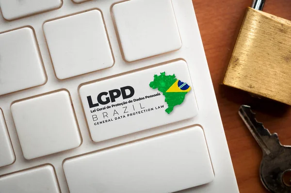 LGPD: üzerinde Lei Geral de Protecao de Dados Pessoais yazan beyaz bir klavye. Bu yasa Brezilya 'da veri koruması ve mahremiyeti düzenler.