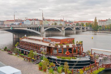 Prag, Çek Cumhuriyeti - 22 Ekim 2014 - Prag şehir merkezindeki Vlatva nehri üzerinde yüzen otel ve restoran 