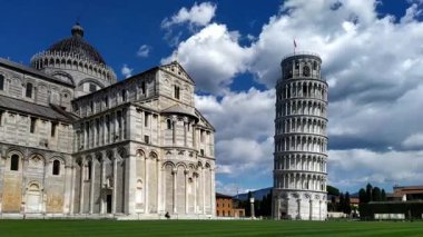 Pisa katedralinin zamanı ve bulutlu bir günde eğik kule