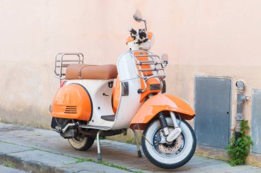 Pisa, İtalya - 25 Mart 2021 Vespa bisikleti ara sokağa park edilmiş.