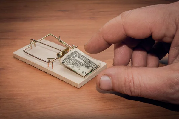 Człowiek Próbuje Ukraść Banknot Dolarowy Pułapki Myszy — Zdjęcie stockowe