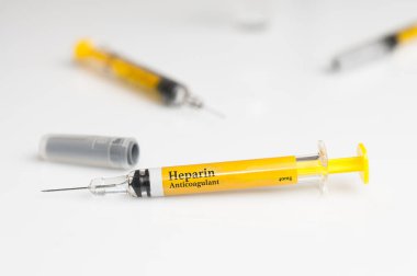 Beyaz masada heparin şırıngası var.