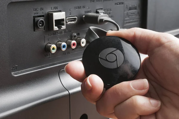 Carrara Italien Juni 2021 Frau Zeigt Ein Google Chromecast Gerät — Stockfoto